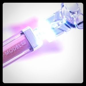 Karl Lagerfeld Lights-up LIPGLOSS 💄